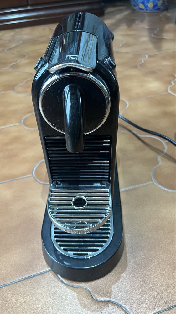 Maquina cafe nespresso citiz preta a funcionar perfeitamente