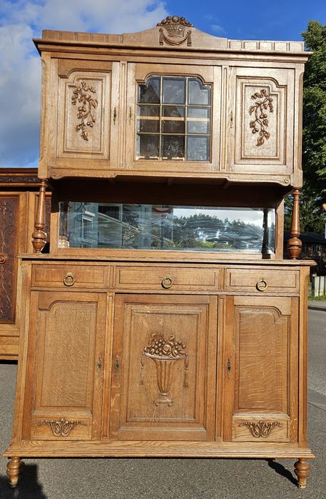 Stary Kredens z Lustrem Kryształowym