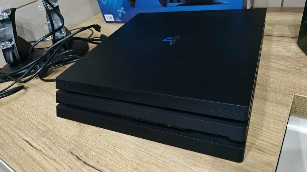 Ps4 pro  jak nowa 1Tb