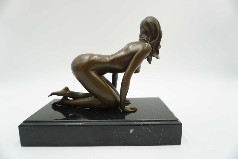 AKT naga kobieta na kolanach -figura z brązu