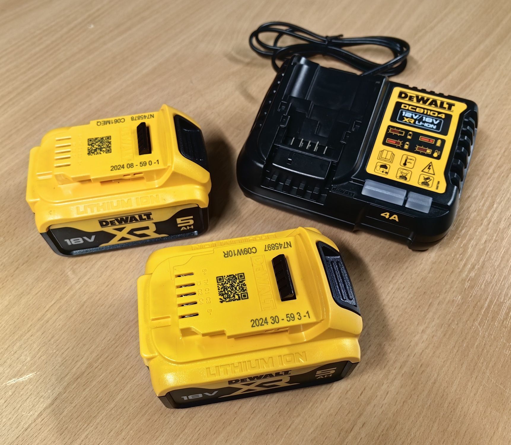 DEWALT Zestaw 2x Akumulator 5Ah + ładowarka.