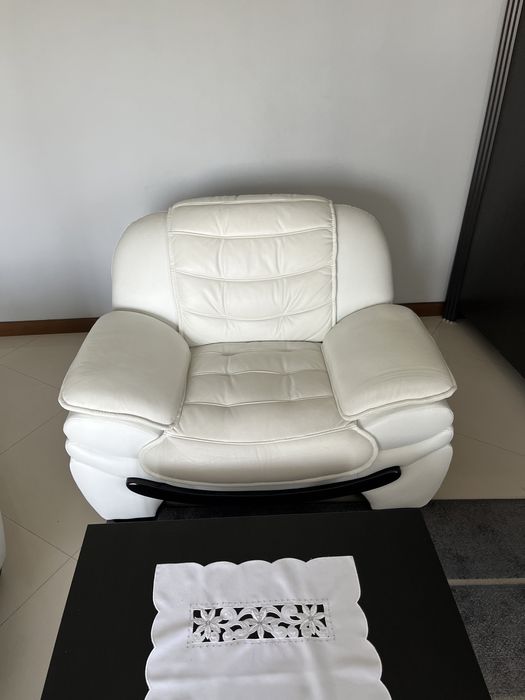 Piekny bialy wypoczynek ze skory 3+2+1, jak nowy