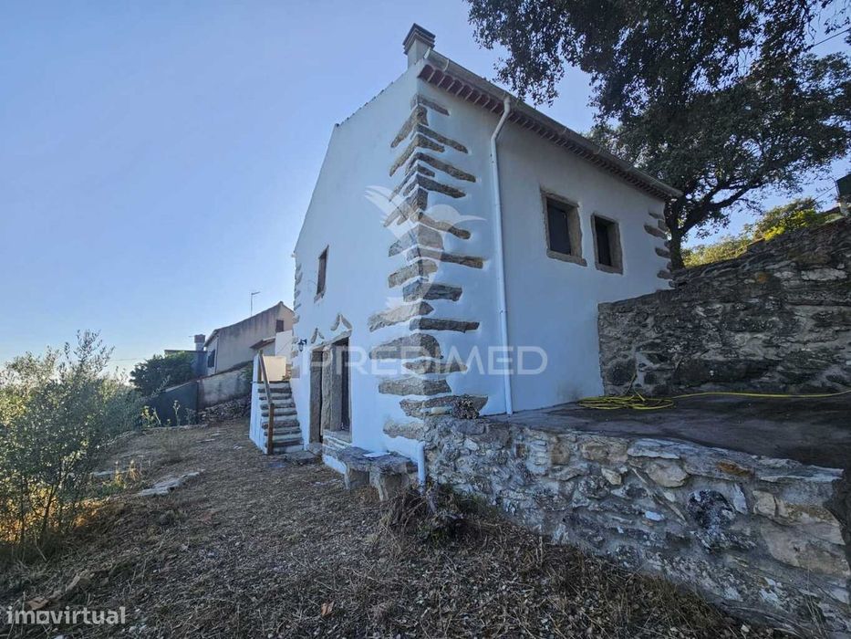 Casa remodelada em Alvaiázere com terreno e zona de lazer