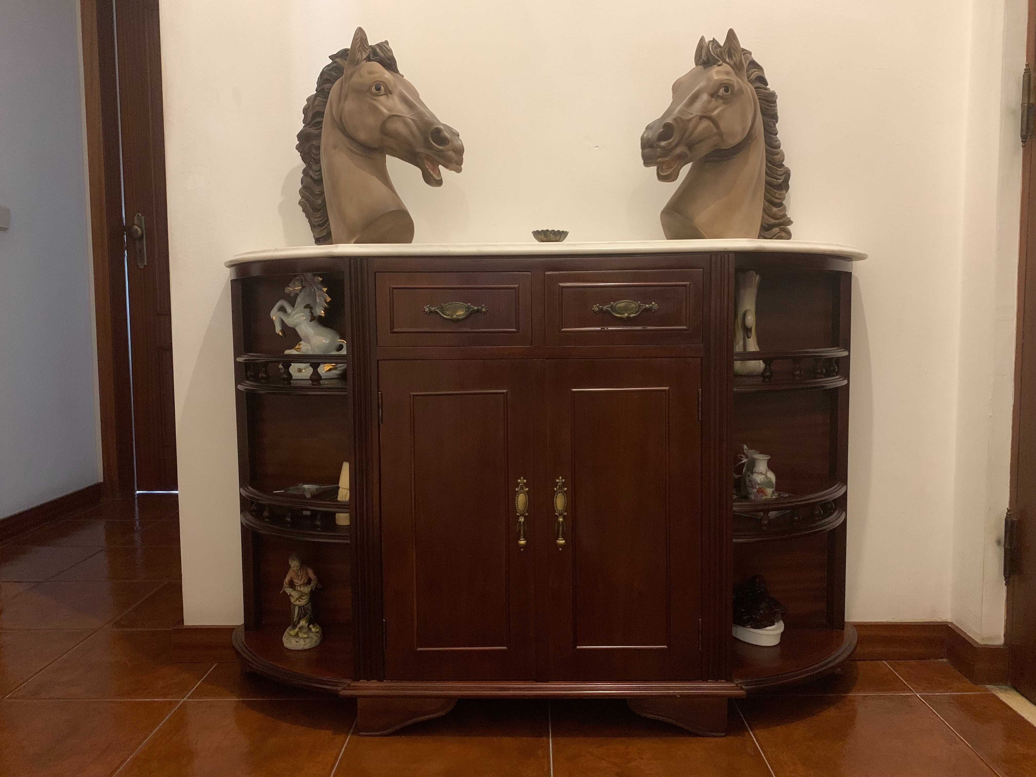 Armário de madeira com tampo mármore - 1,21x0,80m