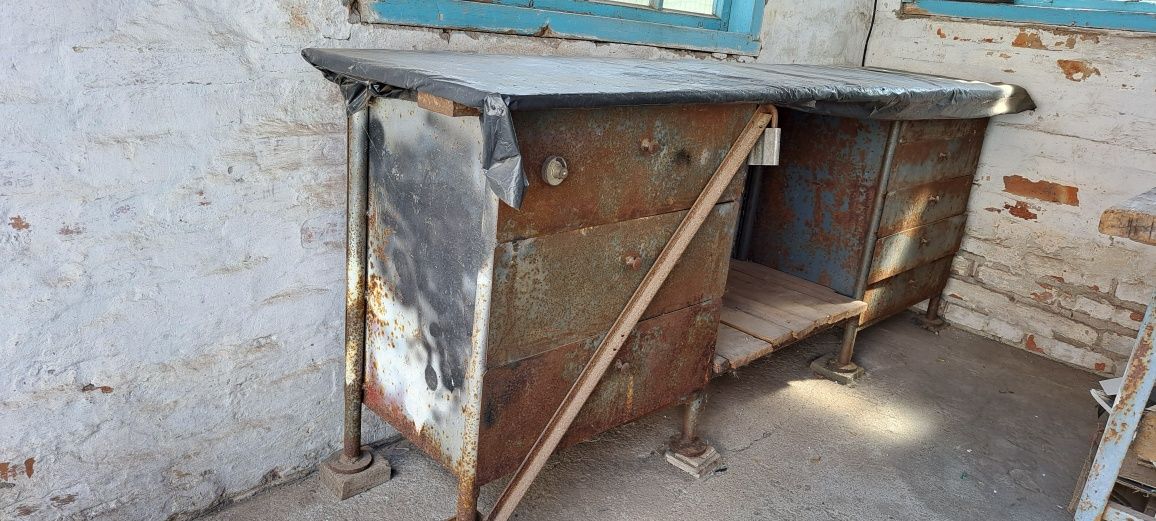 Продам металлический стол-тумбу.Длина-2,20,Высота-82,Глубина-50.