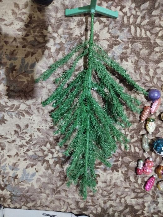 Продам елку игрушеи герлянду
