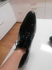 Sapatos brilhantes homem