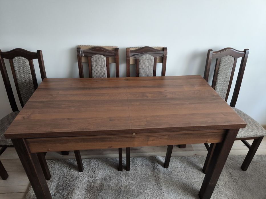 Stół lub ława oraz krzesła