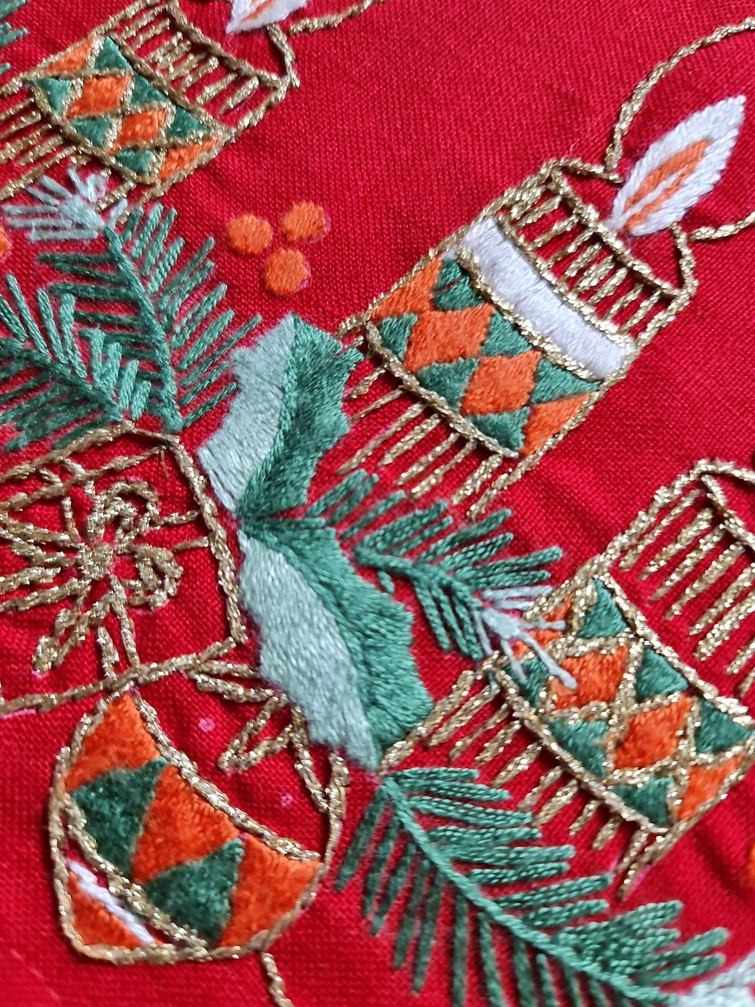 obrus ręcznie haftowany motywy  zimowe  do kolekcji