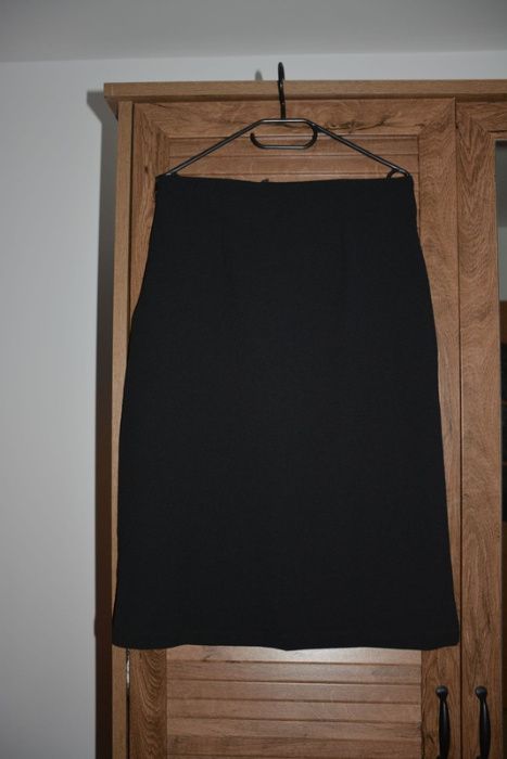 Czarna spódnica z zakładką Reserved - rozm. 38