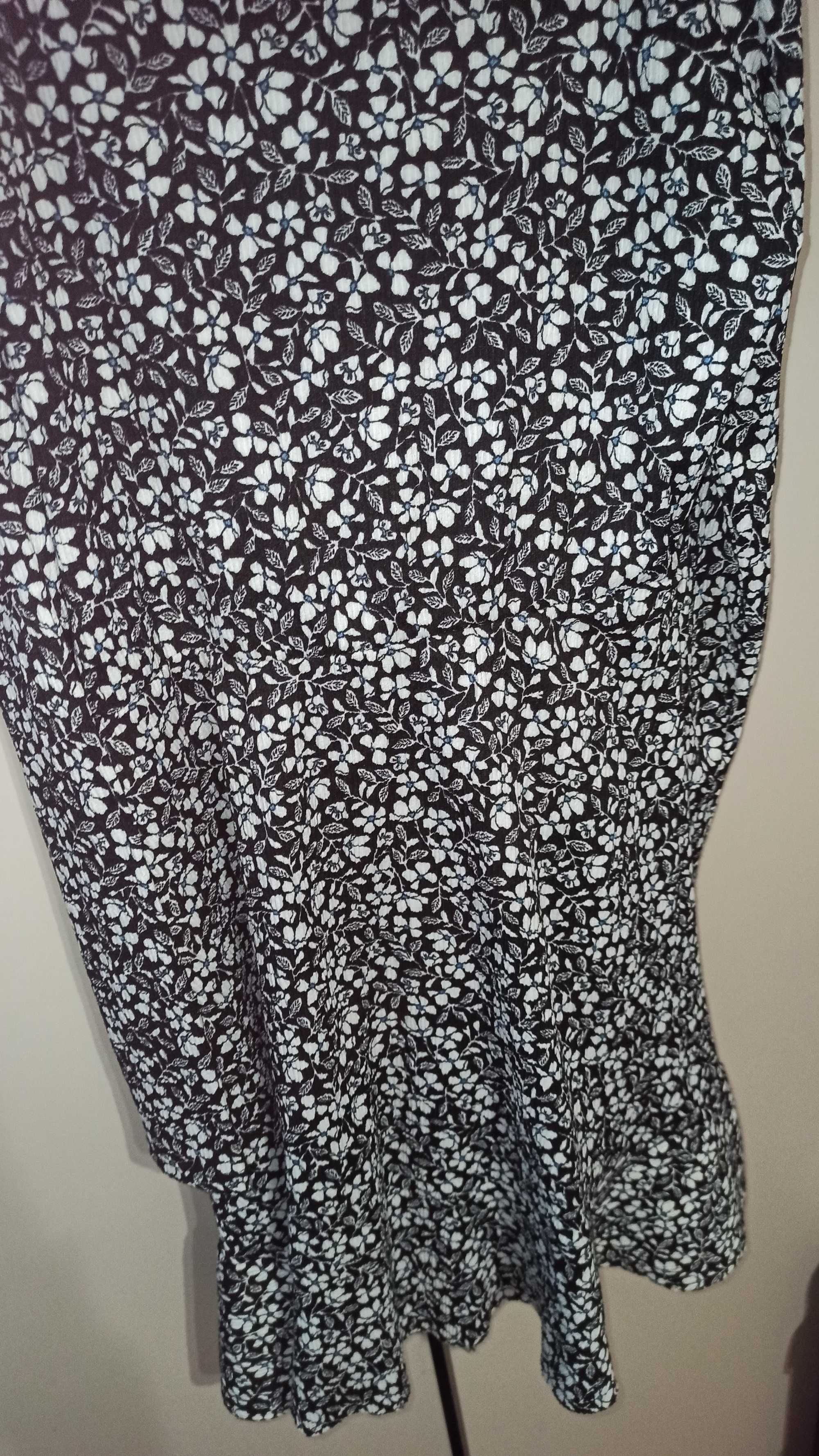 Sukienka czarno biała w kwiatki asymetryczna Reserved S