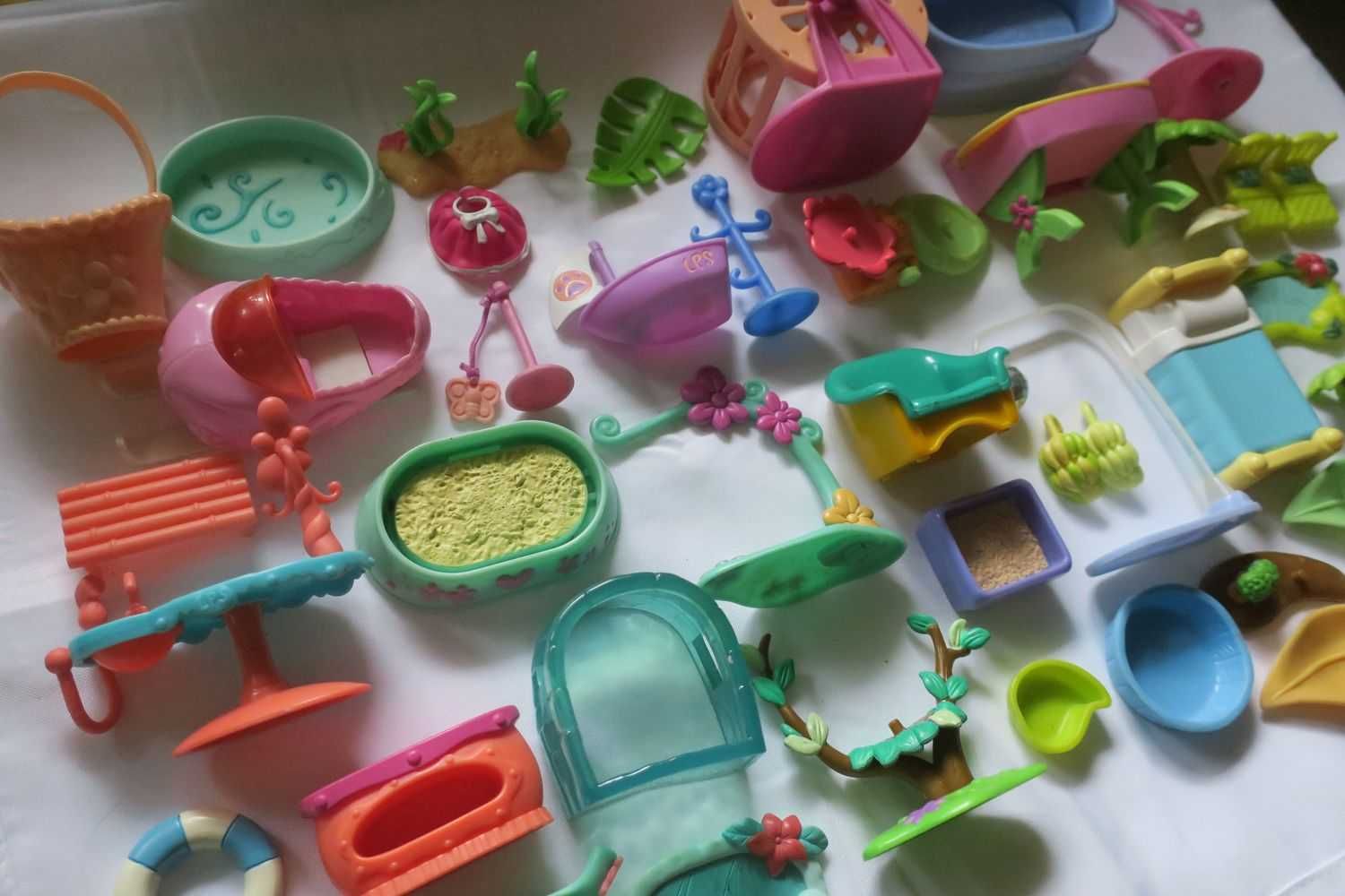 Akcesoria dla Littlest Pet Shop LPS legowisko mebelki łódka itp