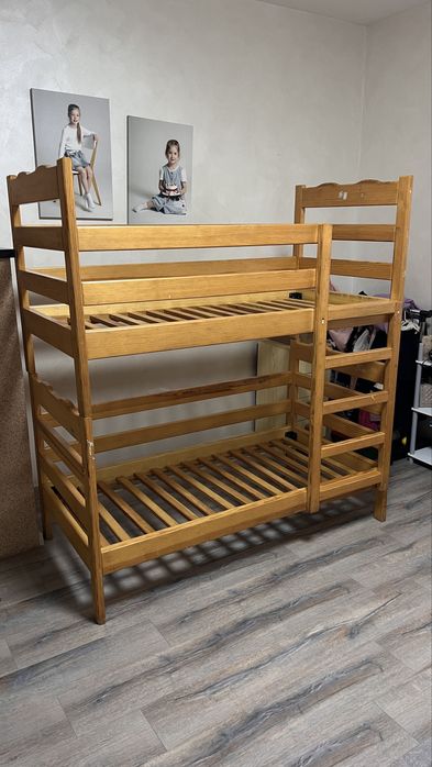 Двоярусне ліжко з дерева