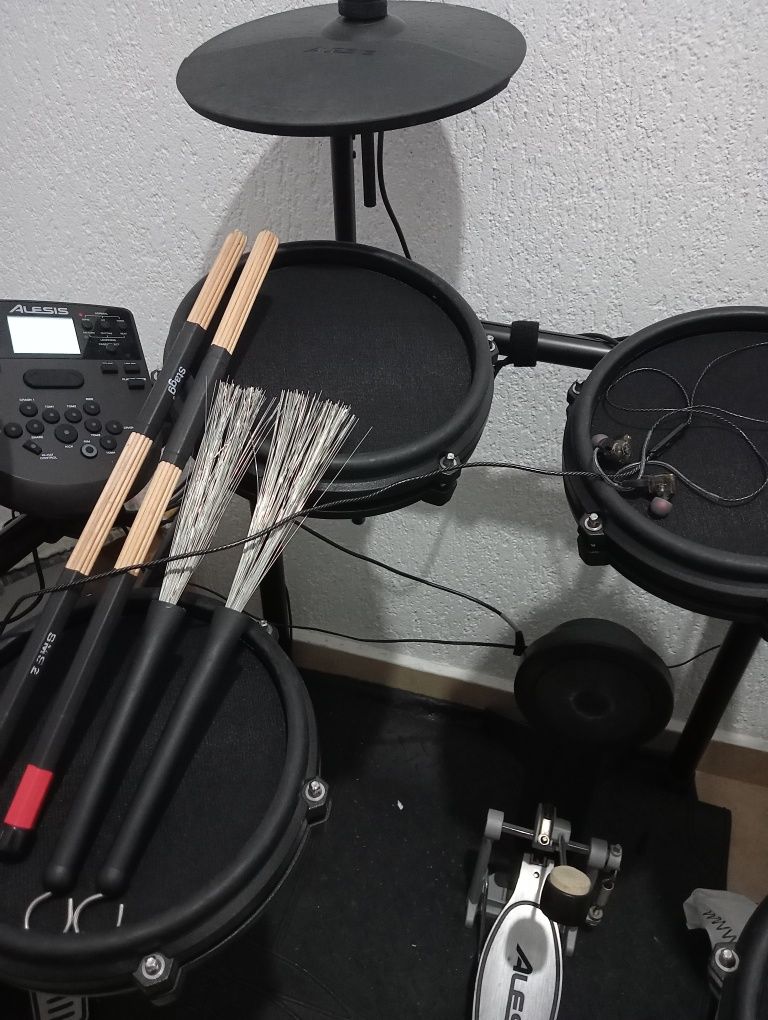 Bateria Alesis Nitro Mesh