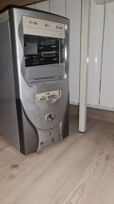 комп’ютер AMD Ryzen 5 з монітором