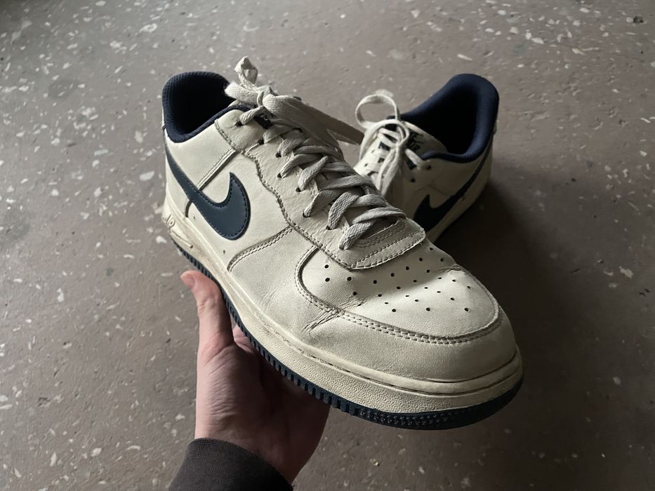 Білі кросівки Nike Air Force 1 navy blue swoosh / 43 27,5 cm