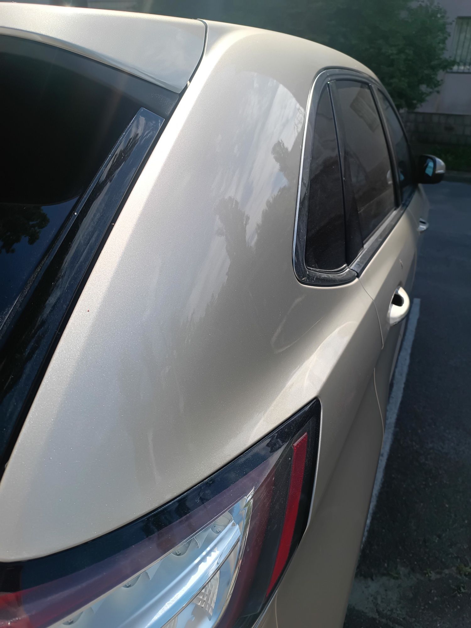 Продається авто FORD EDGE -2017 року-3,5 об'єм двигуна.