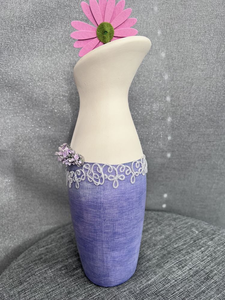 Fioletowy wazon wraz ze sztucznymi kwiatkami