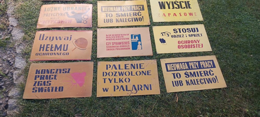 Stare metalowe tablice z PRL-u