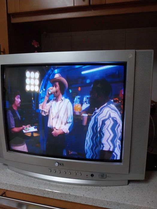 Televisão LG antiga, vintage, CB - 21T40X, a funcionar