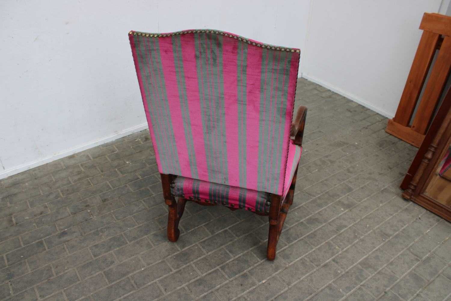 Stary wygodny tapicerowany fotel -tron 435