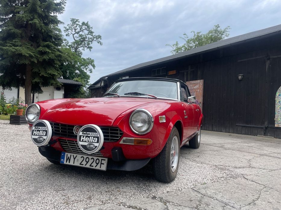 Fiat 124 Spider Fiat Spider– czerwony kolekcjonerski klasyk