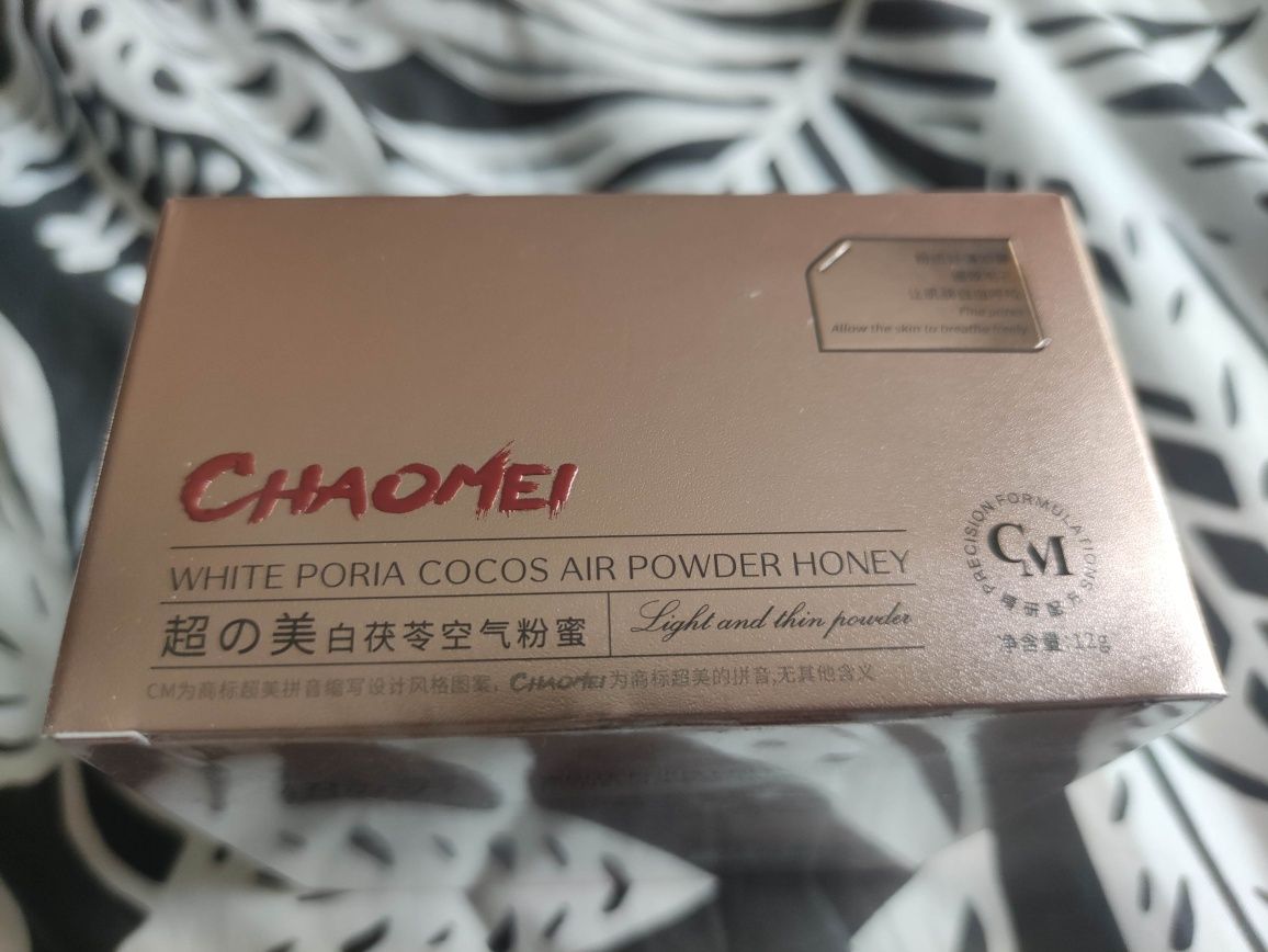 Puder rozjaśniający rozświetlający cerę Chaomei z miodem