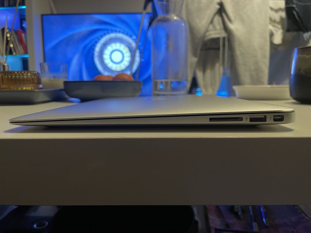 Apple MacBook Air 2015 A1466 Intel Graphics 6000 i7/8GB/240GB laptop