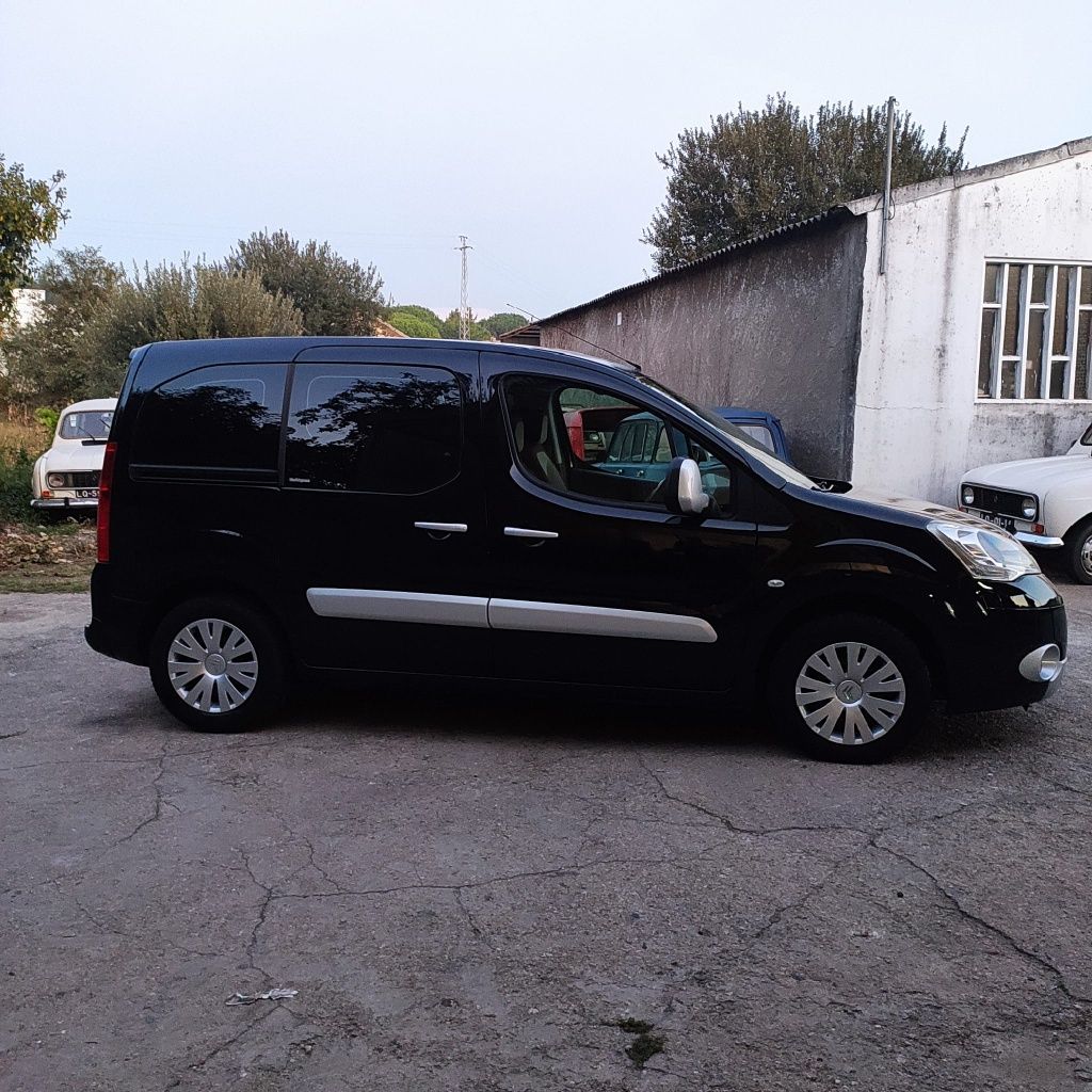 Citroën Berlingo (MultiSpace) 
1.6L [e-HDI] 92HP Automática 
5 Lugares