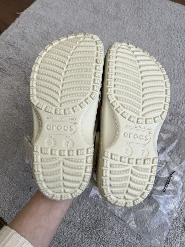 Крокси Crocs 37 р M5 W7 бежеві шльопанці сабо 23,5 см