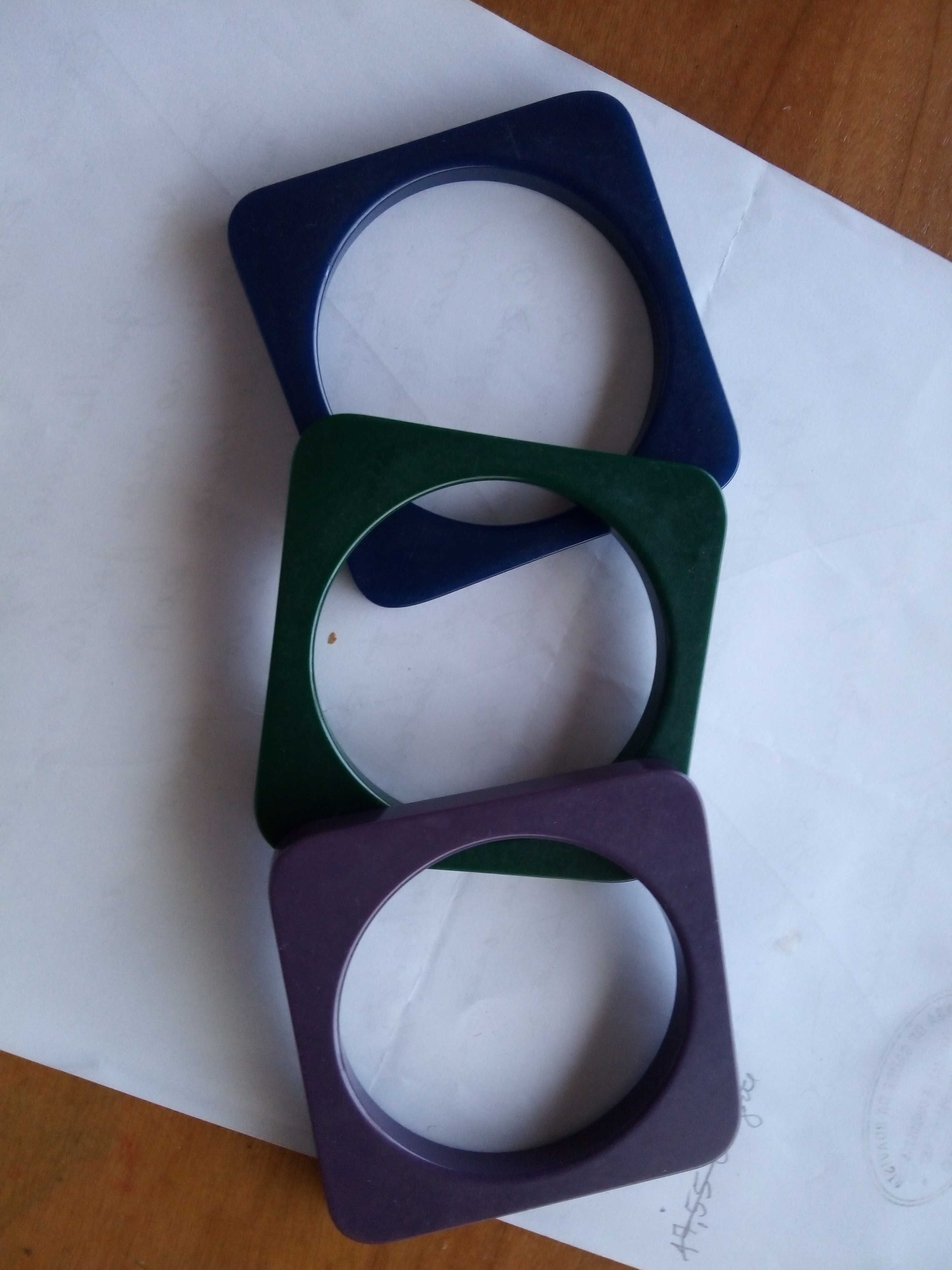 Pulseiras de três cores com formato quadrangular