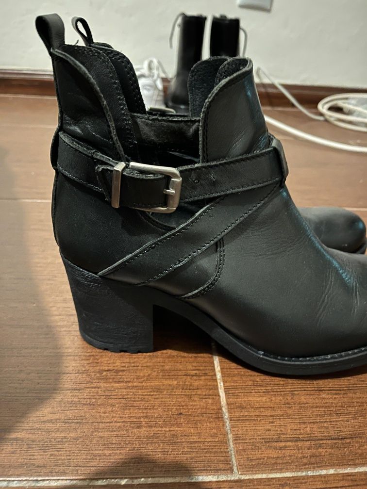 Botas em pele 40 em ótimas condições usados