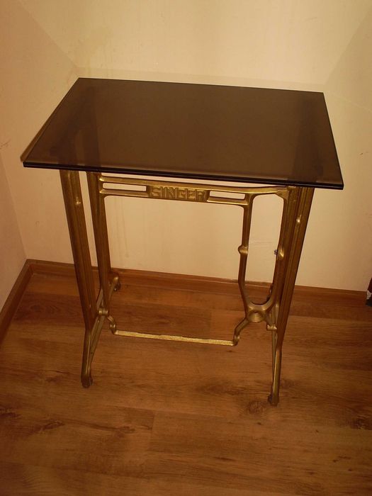 stolik żeliwny singer z blatem szklanym retro vintage złoty metalik