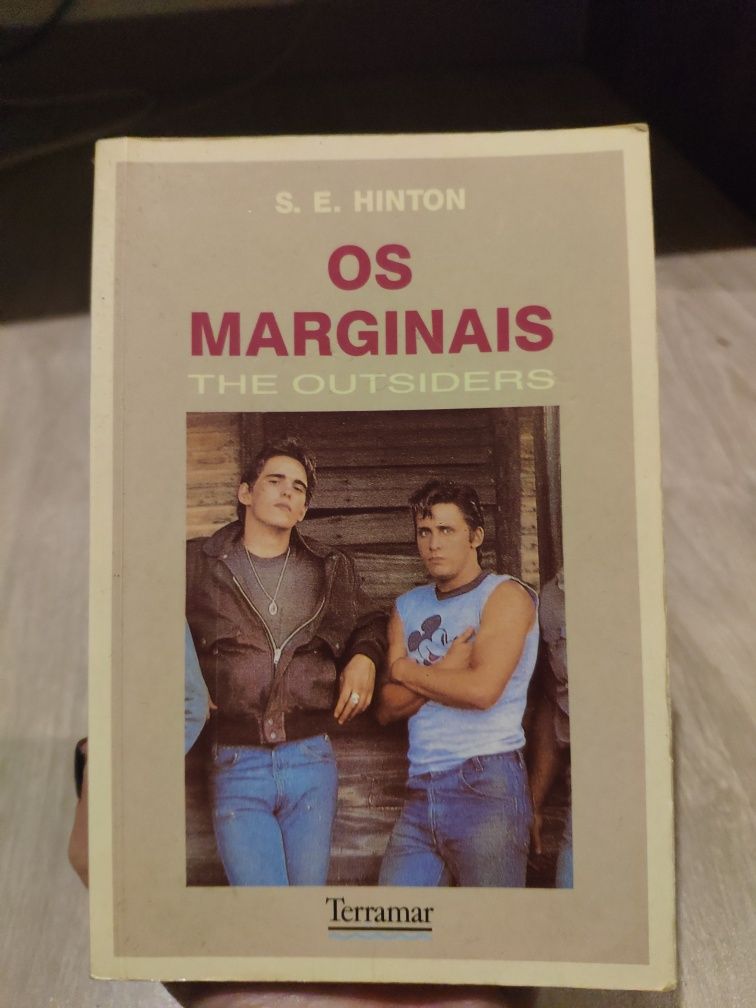 Livro - Os Marginais, de S. E. Hinton