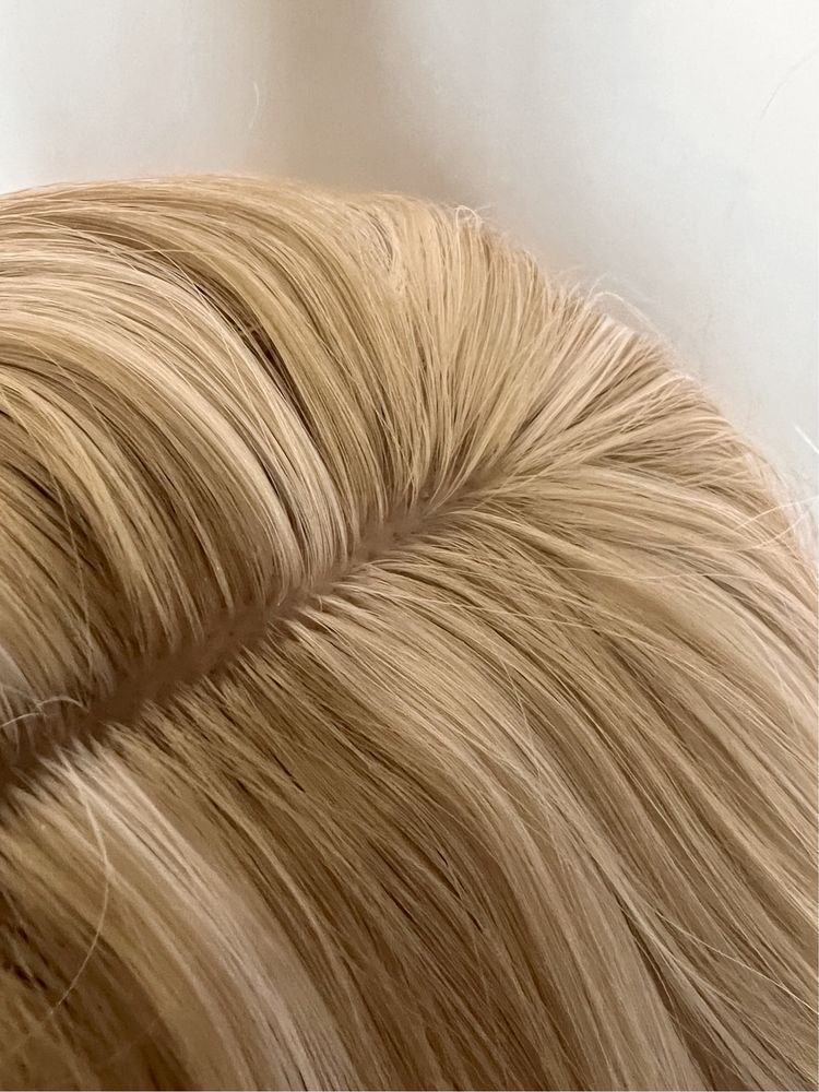 Peruka blond refleksy sypkie włosy pasemka bob stednia długość nowa
