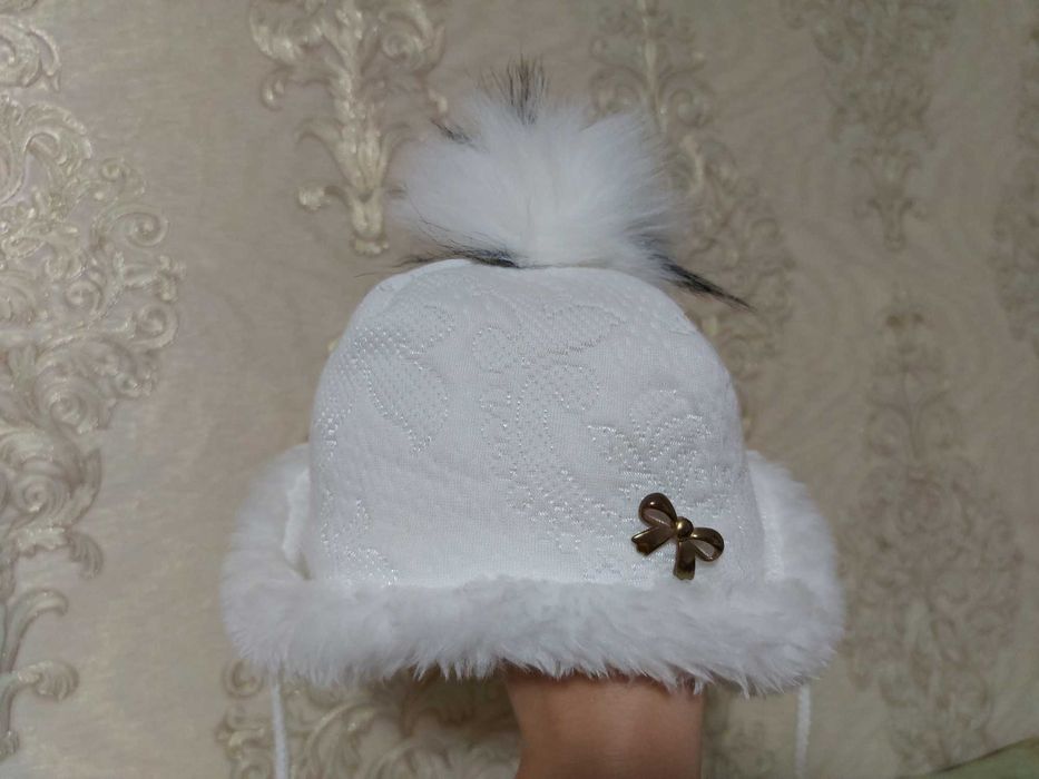 Зимова шапка з помпоном