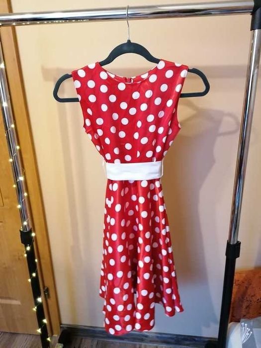 Czerwona sukienka w białe grochy. + Bolerko