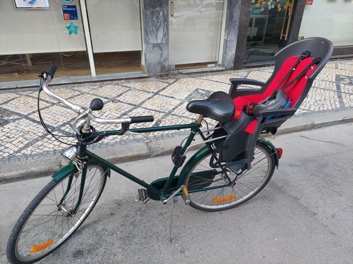 Bicicleta clássica com cadeirinha de criança