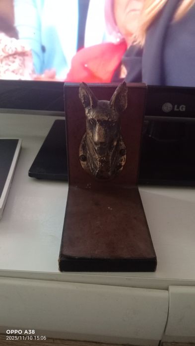 Estatueta em bronze de cão.