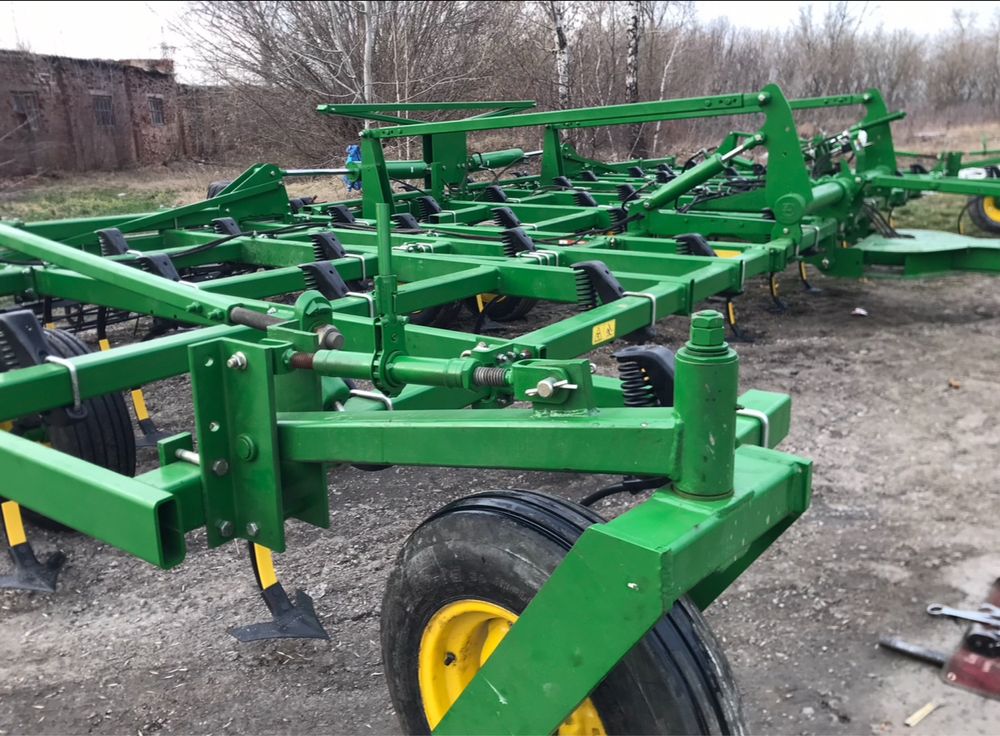 Продам культиватор John Deere 2210