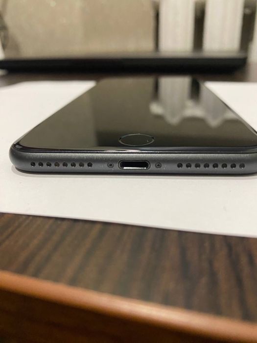 Айфон 8+ в оригинале + чехлы 3 штуки