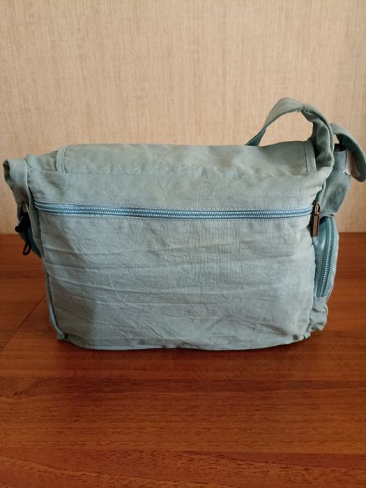 Сумка наплечная из влагостойкой ткани.