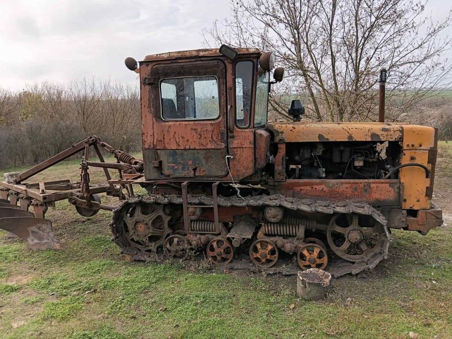 Трактор ДТ 75 с плугом