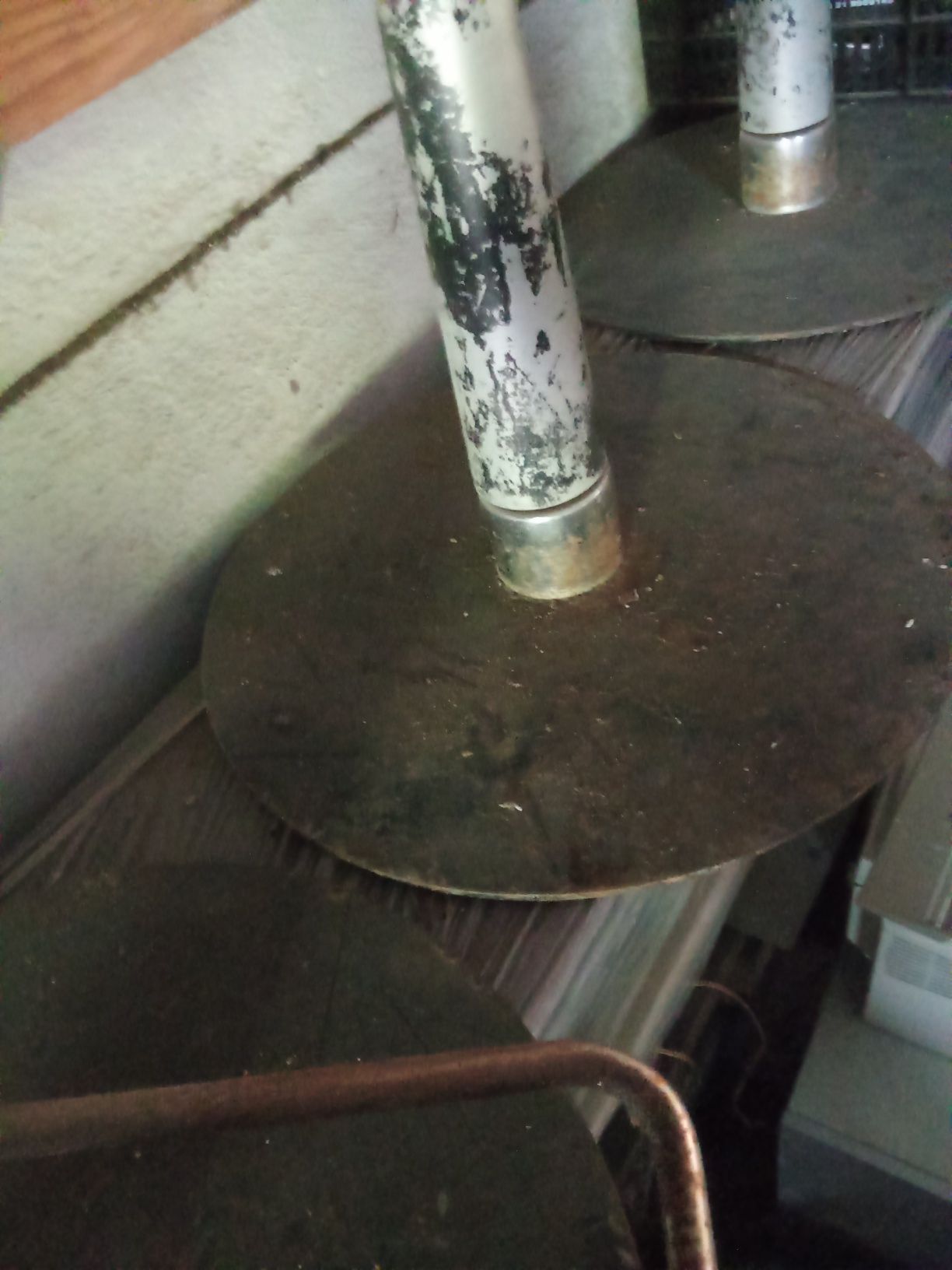 Três bases ferro cadeiras cabeleireiro. Sistema elevador-