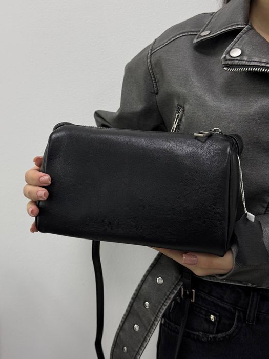 Чорна шкіряна жіноча сумка