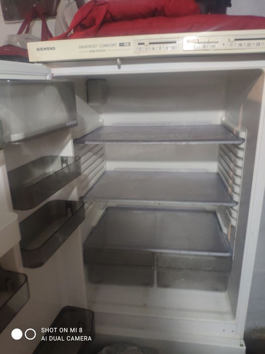 Холодильник з морозильною камерою в хорошому стані , робочий