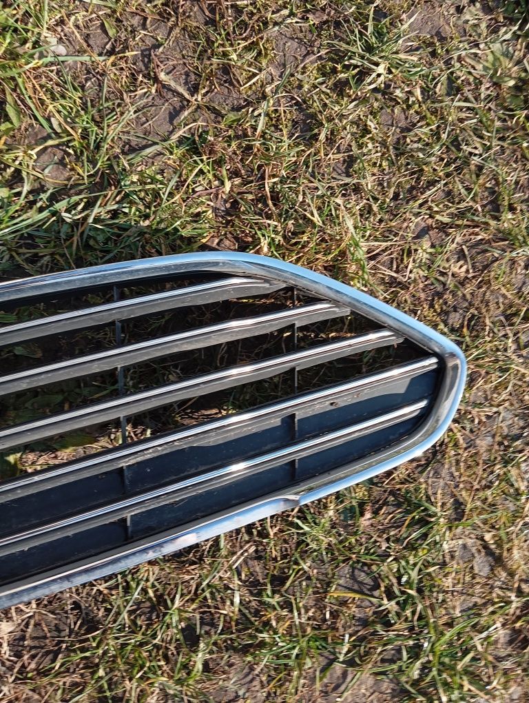 Kratka środkowa zderzaka przedniego przód grill Ford Fiesta mk7 Lift