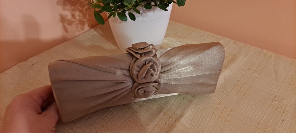 Sukienka ecru ze złotą nitką,elegancka na komunię Gratis kopertówka!