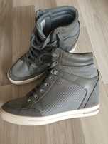 Buty Guess sneakers na koturnie