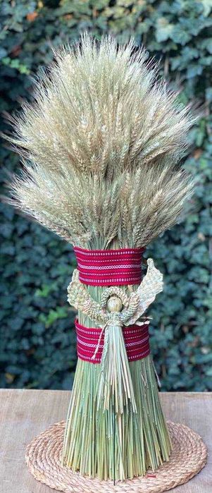 Високий Дідух з Ангелом та українською стрічкою